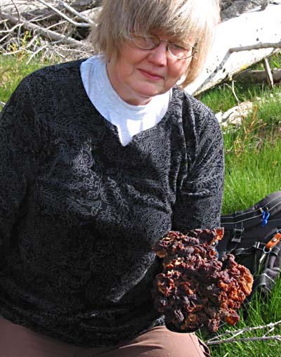 Ulla visar den framgrävda svampen