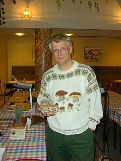Göran Hansson med sina odlade vackra ostronskivlingar.